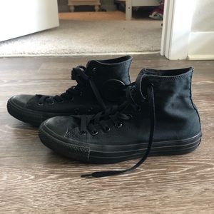 Women’s 8.5 // men’s 6.5 black converse